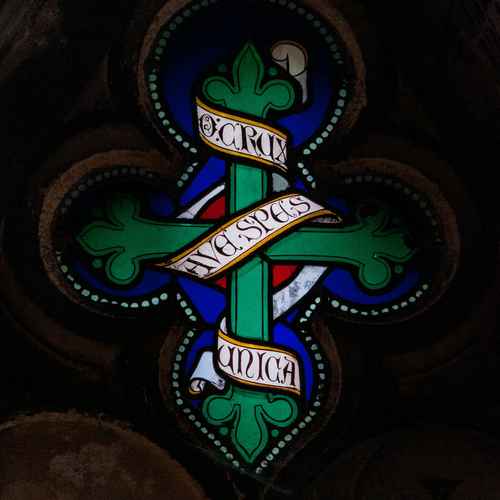 Ein altes, keltisches Kreuz auf einem Kirchenfenster